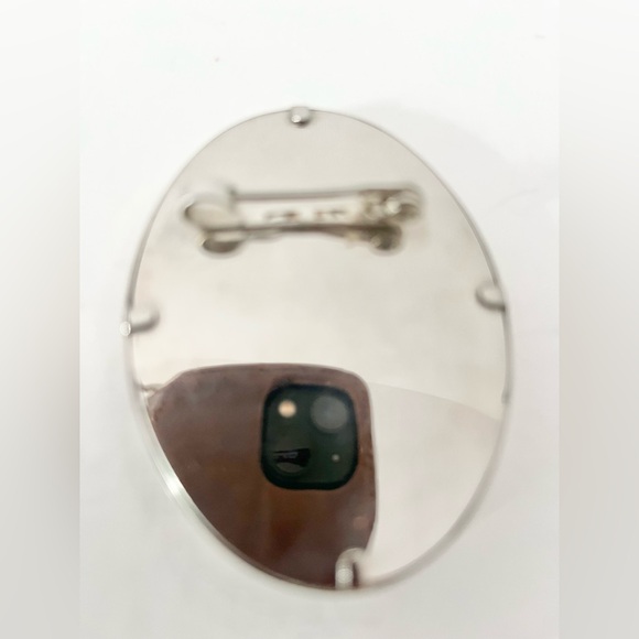 Vintage Silver Oval Brooch with young girl or boy and rabbit - Picture 3 of 4